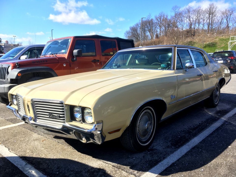 1970_Oldsmobile_Cutlass_Supreme_Sedan