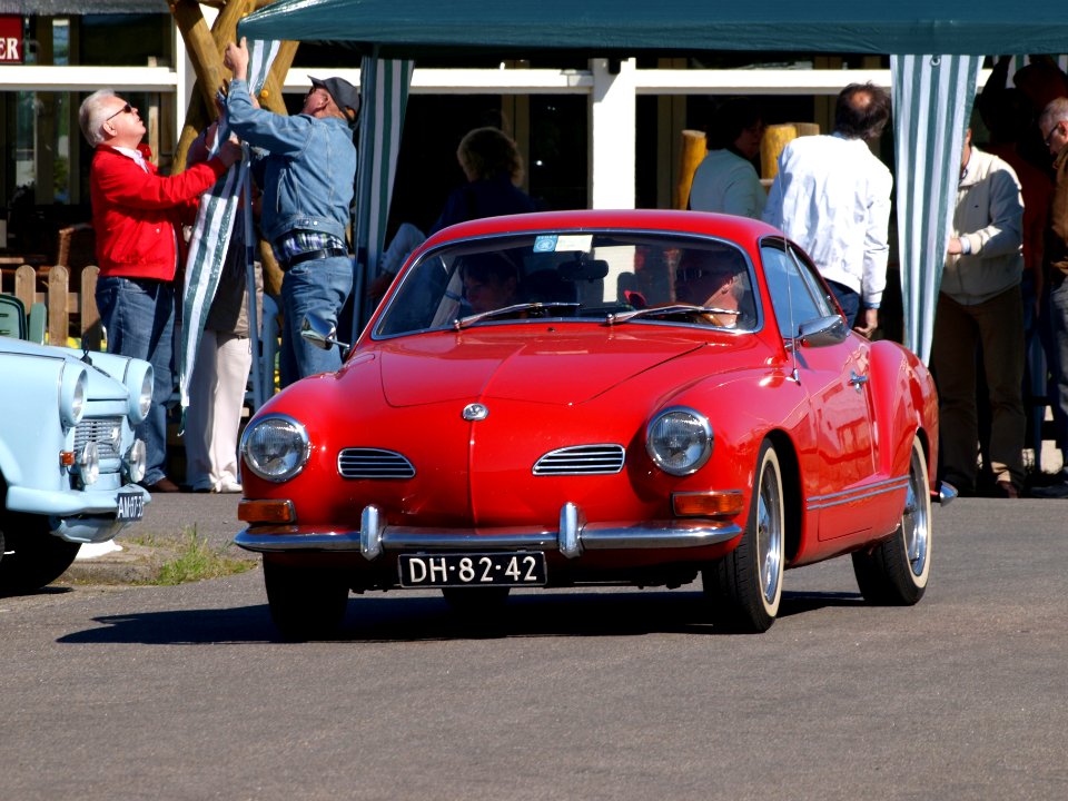 1970_Volkswagen_Karmann_Ghia_pic1