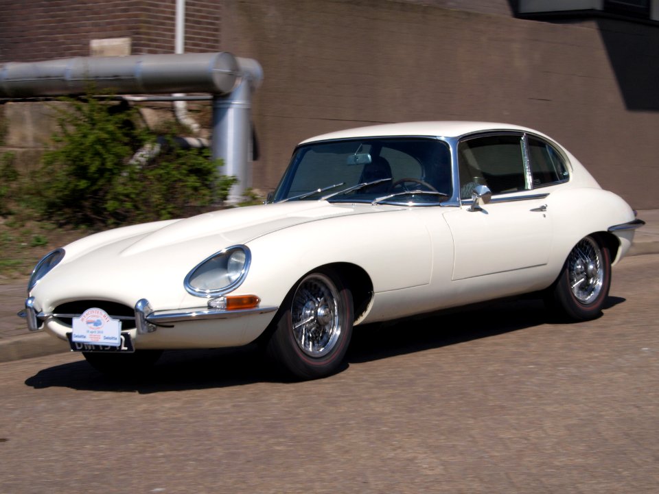 1967_Jaguar_E-TYPE_42_LITRE_2+2,_Dutch_licence_registration_DM-13-12,_pic2