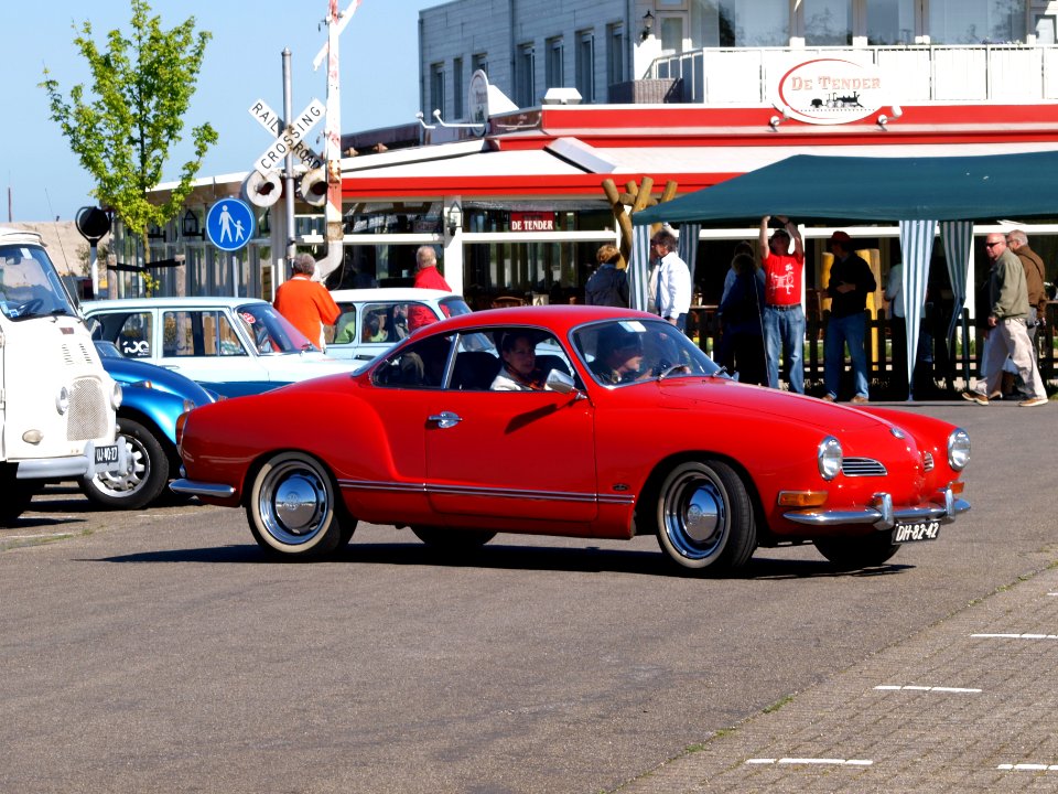 1970_Volkswagen_Karmann_Ghia_pic2