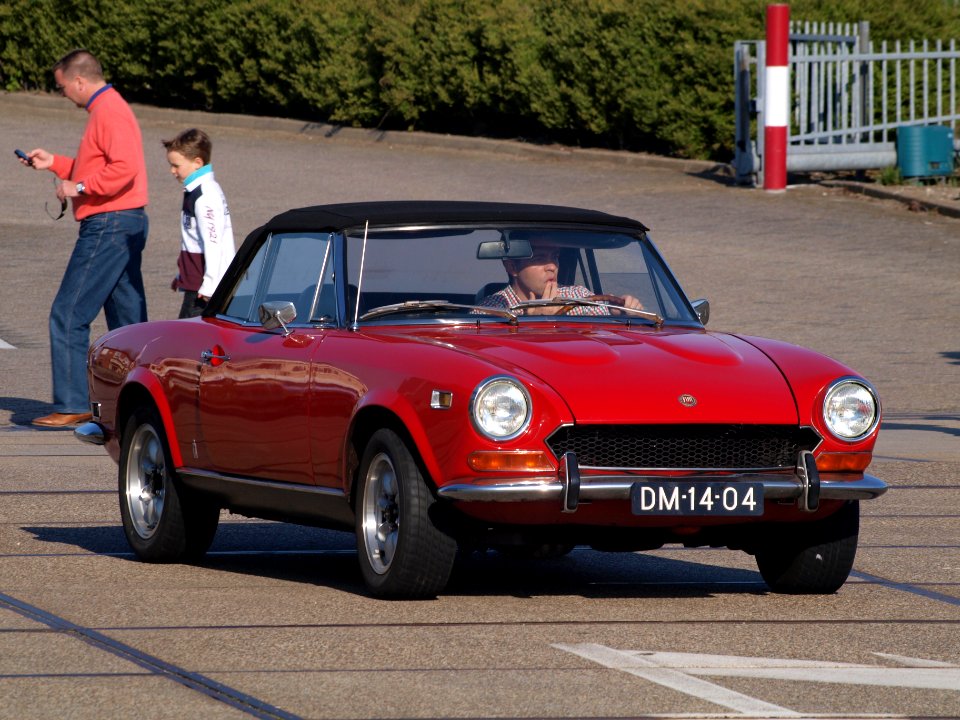 1971_Fiat_124_Sport_Spider_1600_US,_Dutch_licecence_registration_DM-14-04,_pic2
