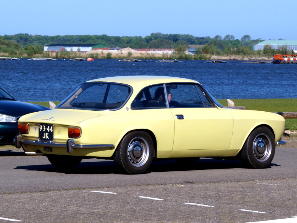 1969_Alfa_Romeo_1750_GTV_pic2