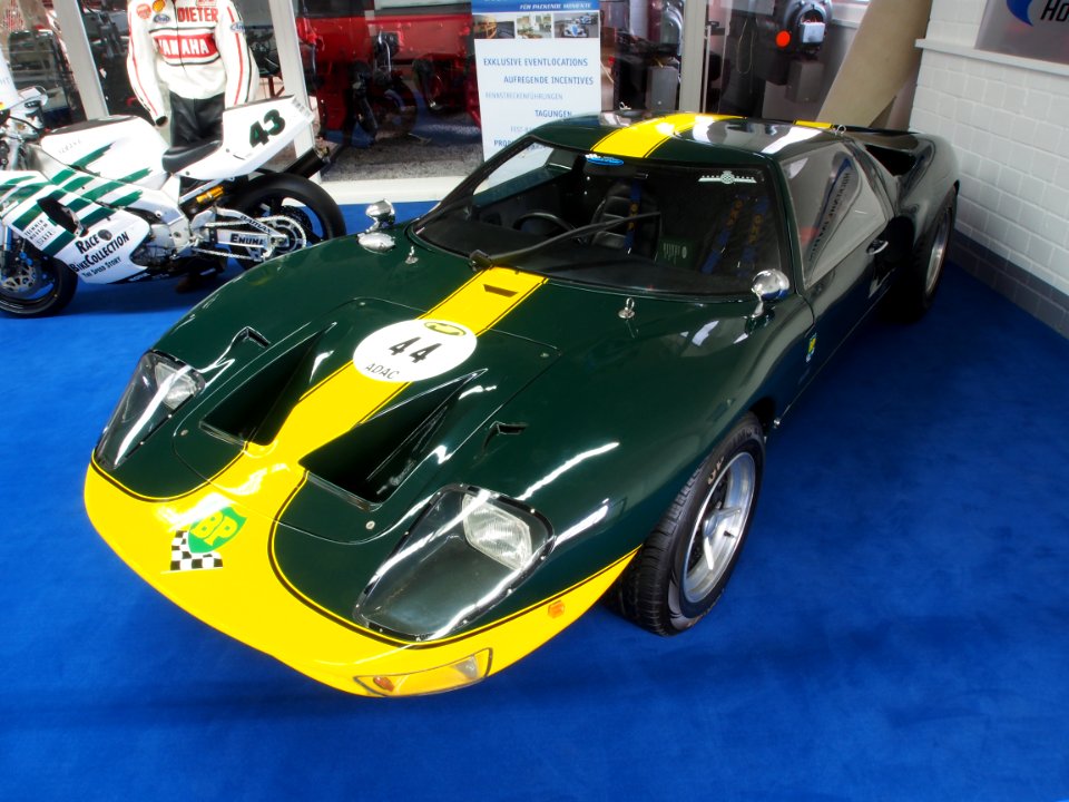 1967_Green_Ford_GT40_pic2