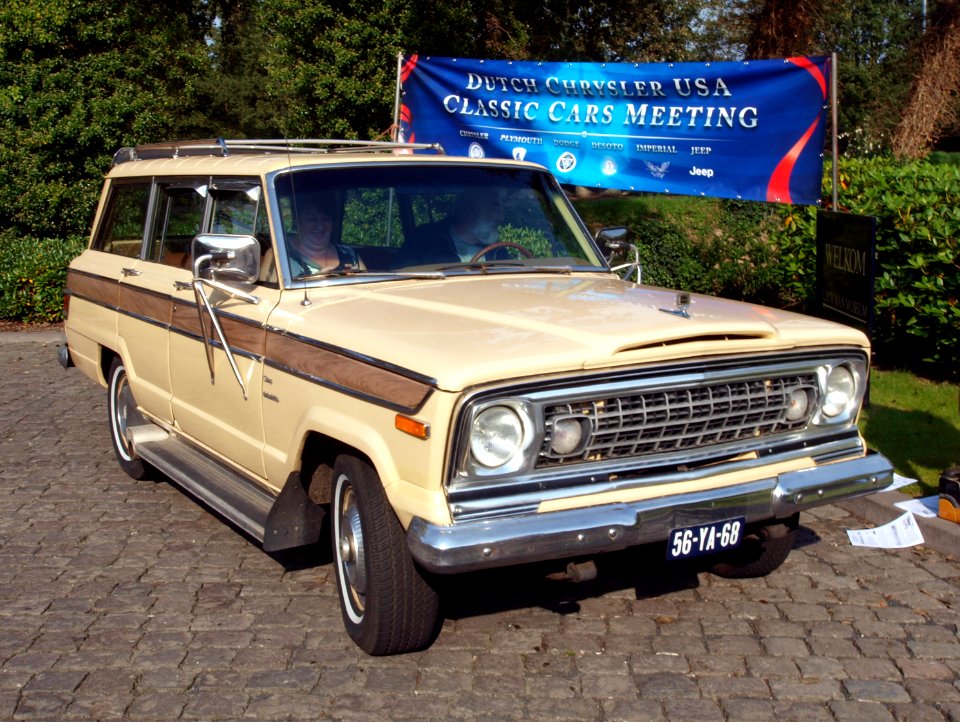 1976_Jeep_Wagoneer_photo-1