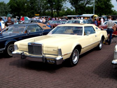 1976_Lincoln_Continental_Mark_IV,_Dutch_licence_registration_52-YB-84_p1