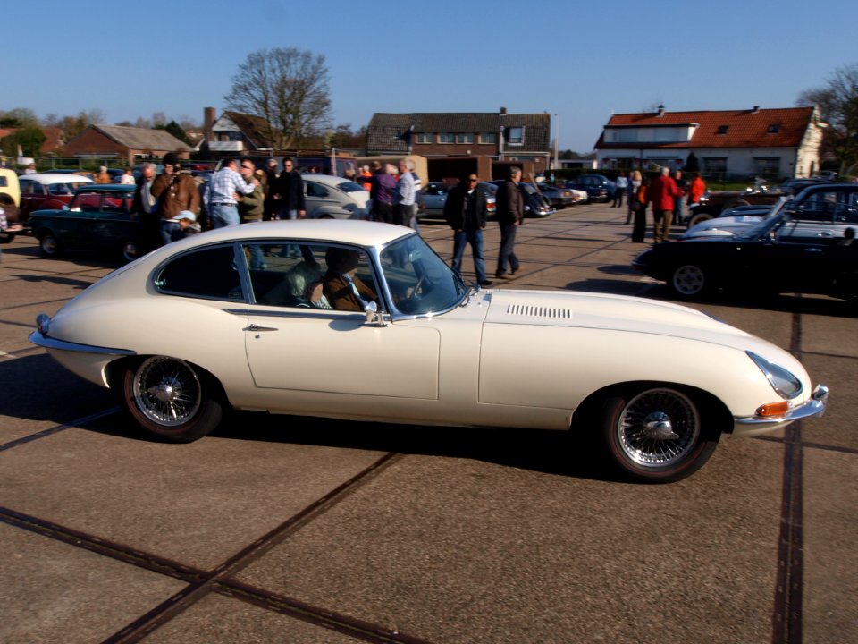 1967_Jaguar_E-TYPE_42_LITRE_2+2,_Dutch_licence_registration_DM-13-12,_pic1
