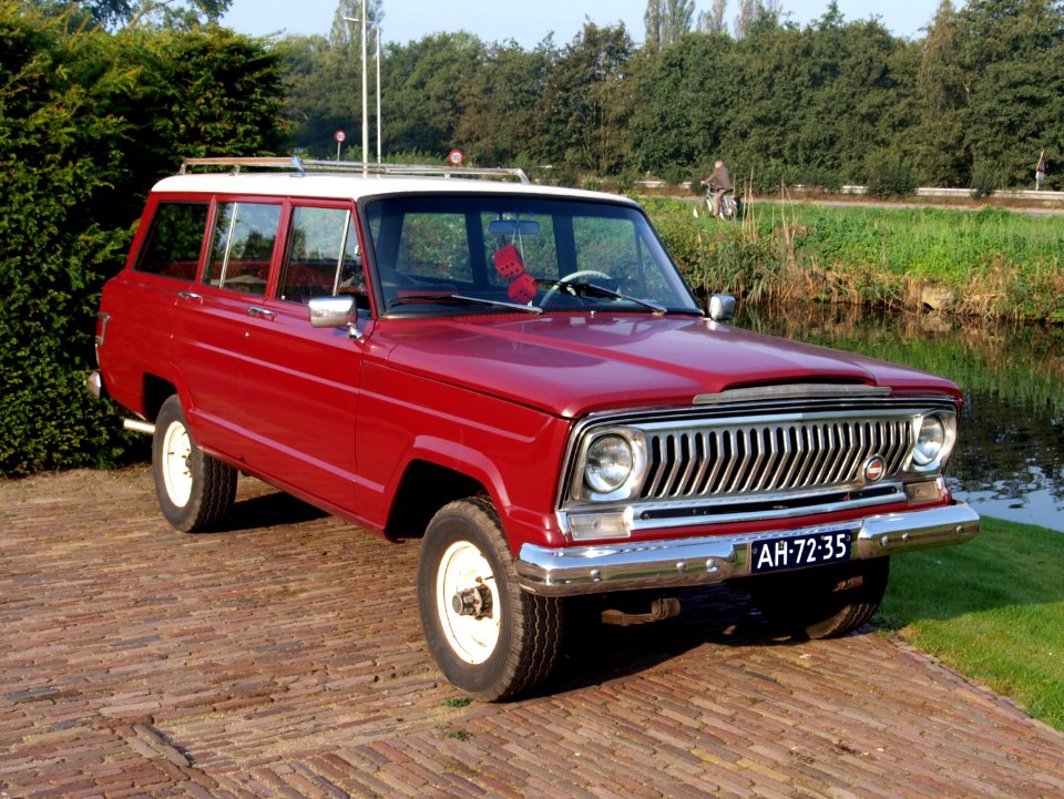 1967_Kaiser_Jeep_Wagoneer_photo-2