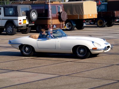 1968_Jaguar_E-type,_Dutch_licence_registratoin_AE-95-60,_pic4