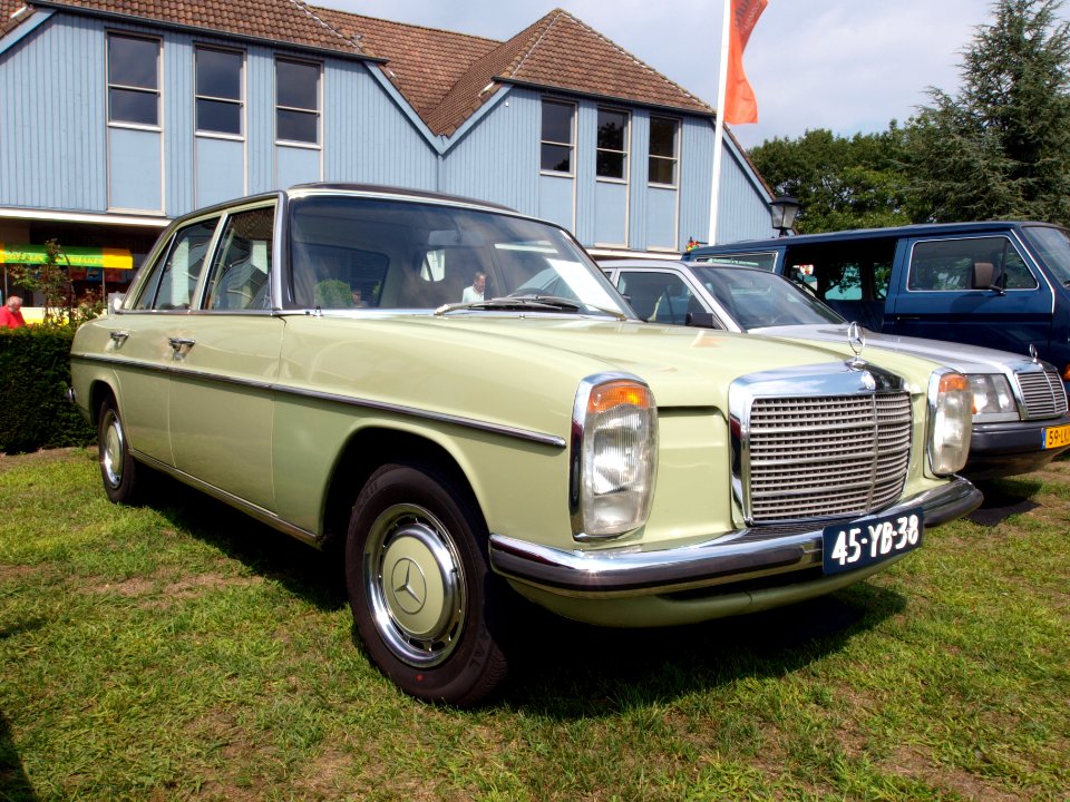 1976_Mercedes-Benz_200,_Dutch_licence_registration_45-YB-38_p2