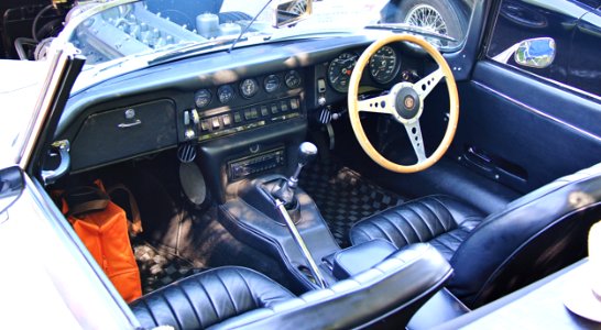1968_Jaguar_E-Type_Series_1_Roadster_interior