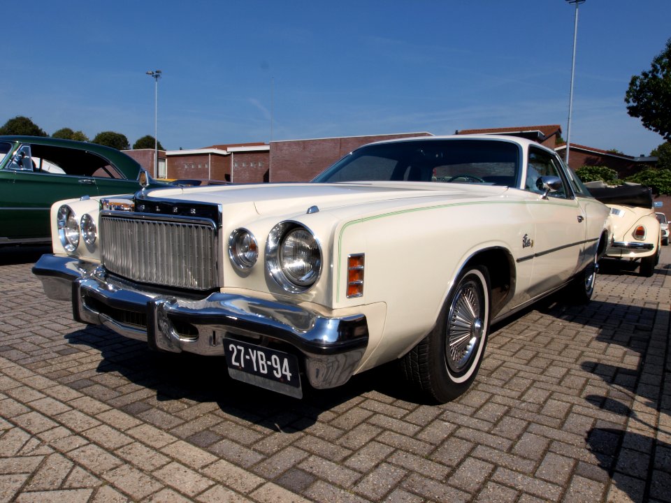 1977_Chrysler_Cordoba_photo-1