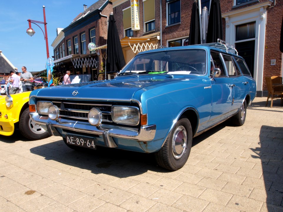 1971_Opel_Rekord_1900_station_at_the_SPECIAAL_Auto_Evenement_Nijkerk_2011,_pic1