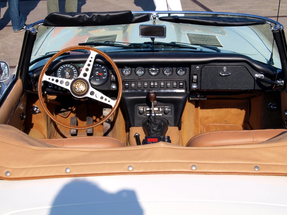 1968_Jaguar_E-type_cockpit,_dashboard,_Dutch_licence_registratoin_AE-95-60,_pic7