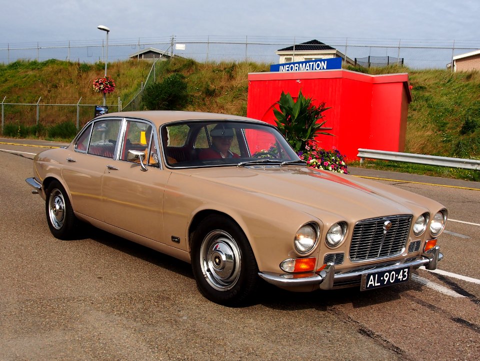 1970_Jaguar_XJ6-4.2,_licence_AL-90-43