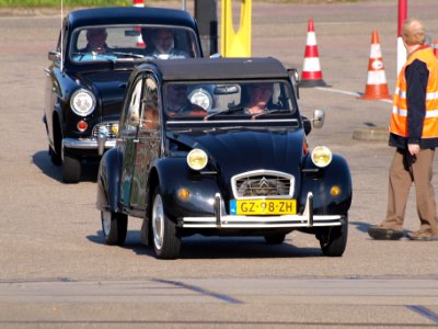 1981_Citroen_2CV6,_Dutch_licence_registration_GZ-98-ZH,_pic2