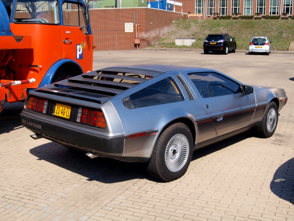 1981_De_Lorean_DMC,_Dutch_licecence_registration_ZS-46-LL,_pic2