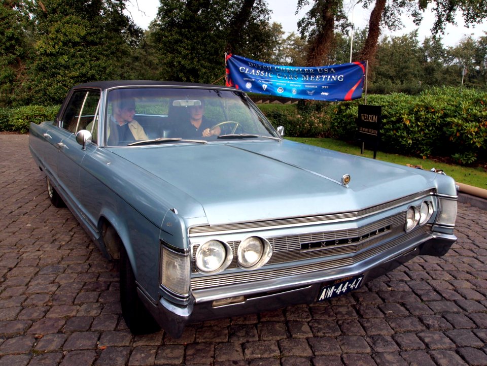 1967_Chrysler_Imperial_Le_Baron_photo-2