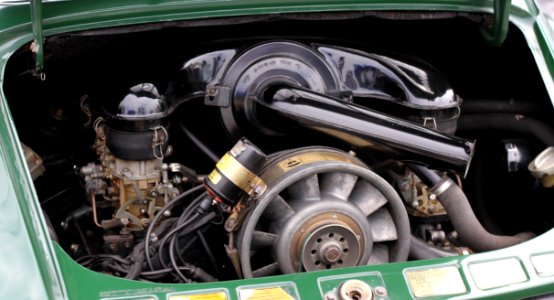 1971_Porsche_911T_engine_room