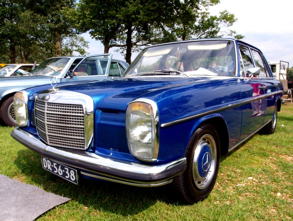 1971_Mercedes-Benz_250slash8,_Dutch_licence_registration_DR-56-38_p1
