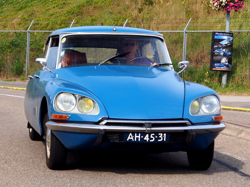 1969_blue_Citroen_ID20_Snoek,_licence_AH-45-31,_pic1