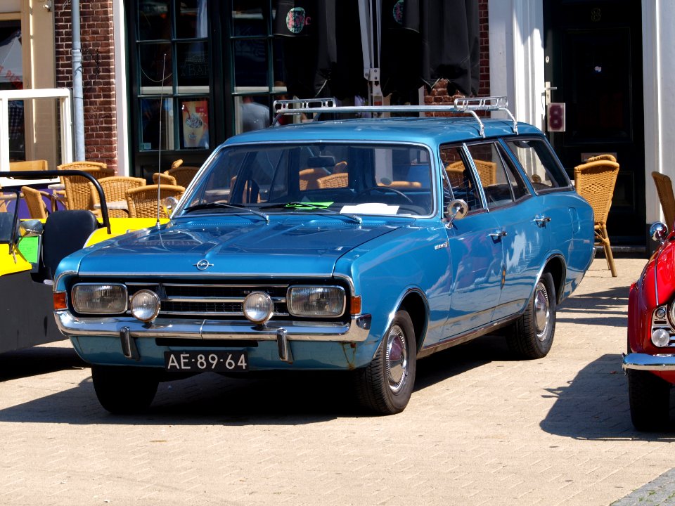 1971_Opel_Rekord_1900_station_at_the_SPECIAAL_Auto_Evenement_Nijkerk_2011,_pic5