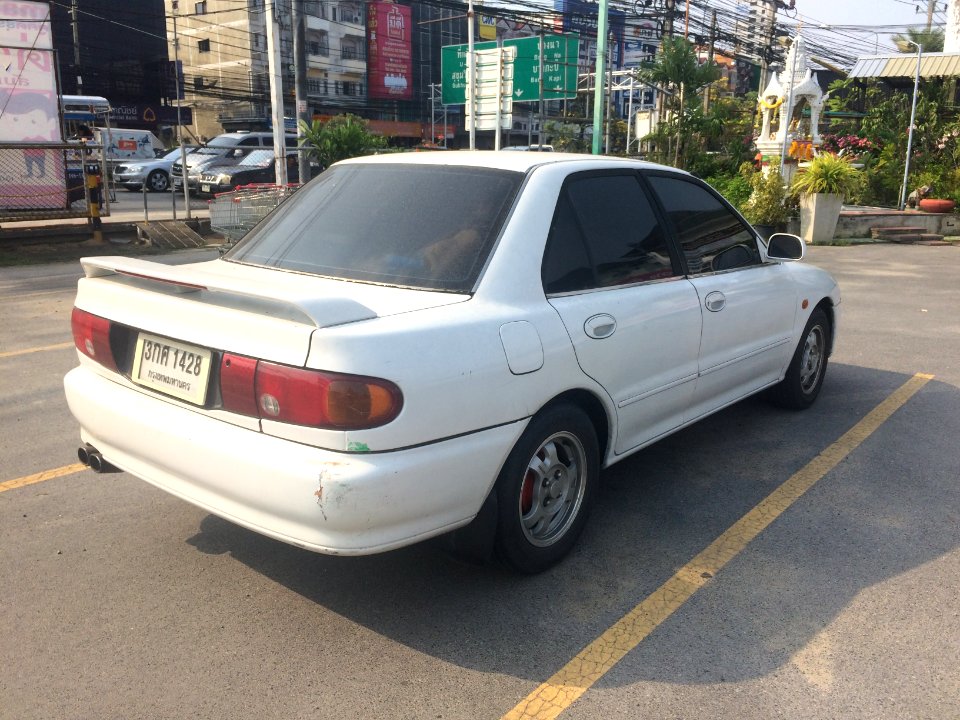 1995-1996_Mitsubishi_Lancer_GLXi_Automatic_Sedan_(28-03-2018)_03