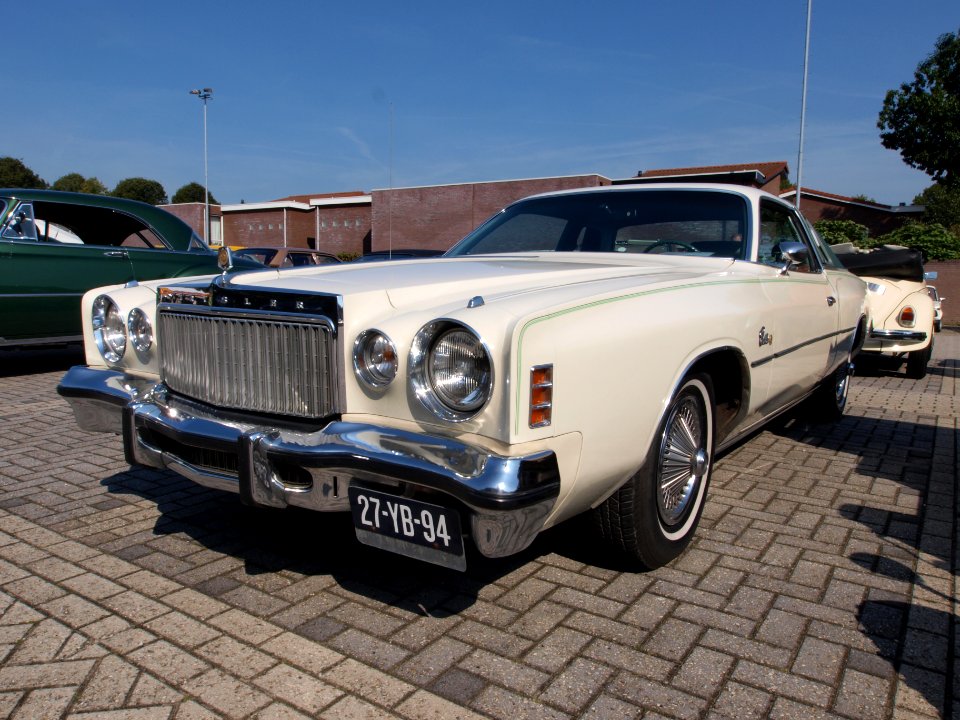 1977_Chrysler_Cordoba_photo-2