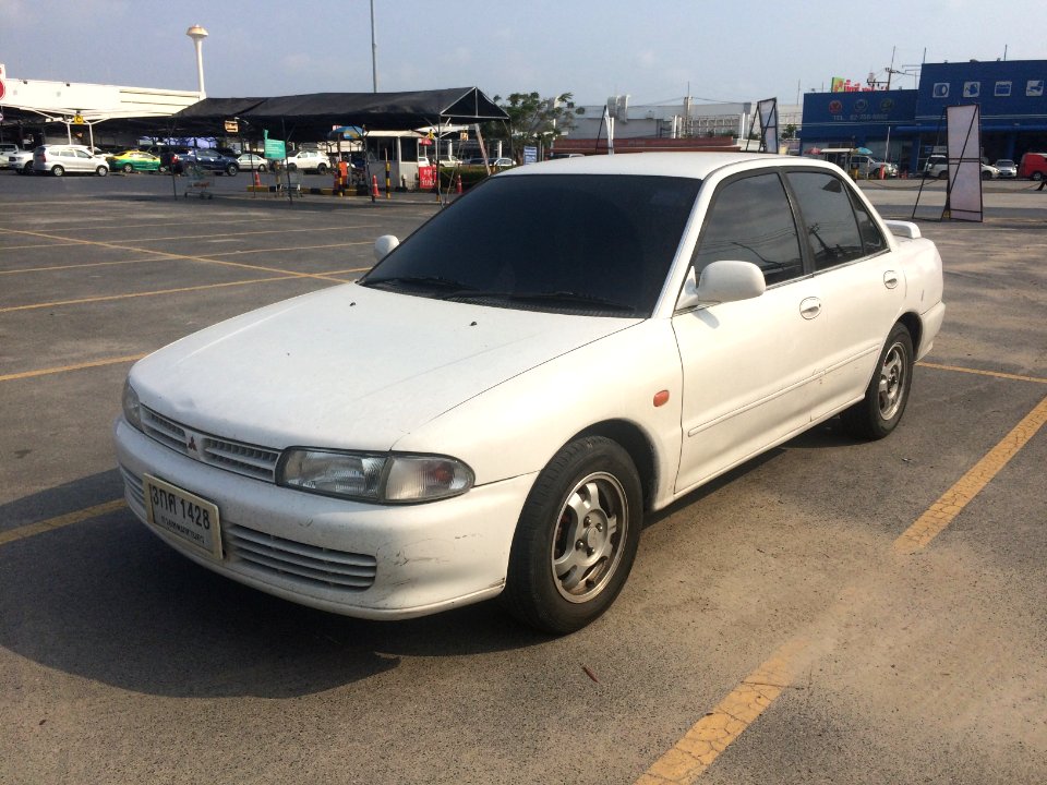 1995-1996_Mitsubishi_Lancer_GLXi_Automatic_Sedan_(28-03-2018)_01