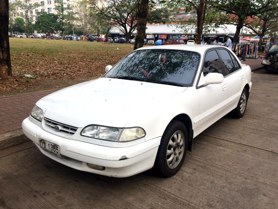 1993-1995_Hyundai_Sonata_(Y3)_GLS_16V._Sedan_(2018-02-24)_01