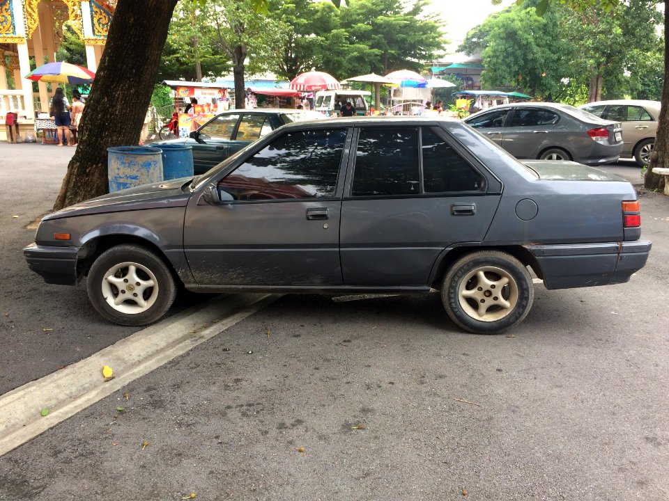 1994-1995_Mitsubishi_Champ_(C10)_Catalytic_Sedan_(13-10-2017)_06