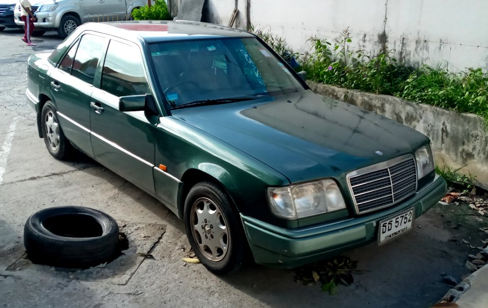 1994-1995_Mercedes-Benz_E220_(W124)_Sedans_(05-07-2020)_01