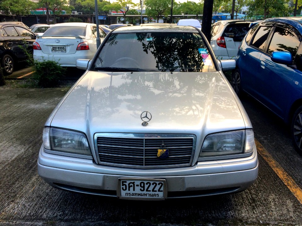 1994-1995_Mercedes-Benz_C220_(W202)_Sports_Sedan_(27-10-2017)_05