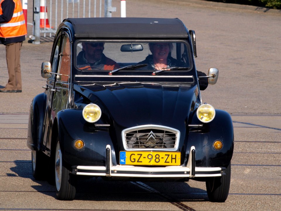 1981_Citroen_2CV6,_Dutch_licence_registration_GZ-98-ZH,_pic3