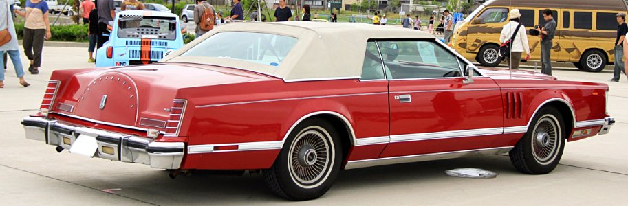 1978_Lincoln_Continental_rear