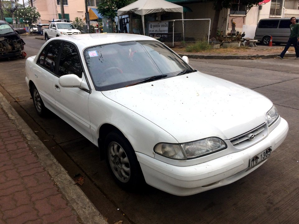 1993-1995_Hyundai_Sonata_(Y3)_GLS_16V._Sedan_(2018-02-24)_04