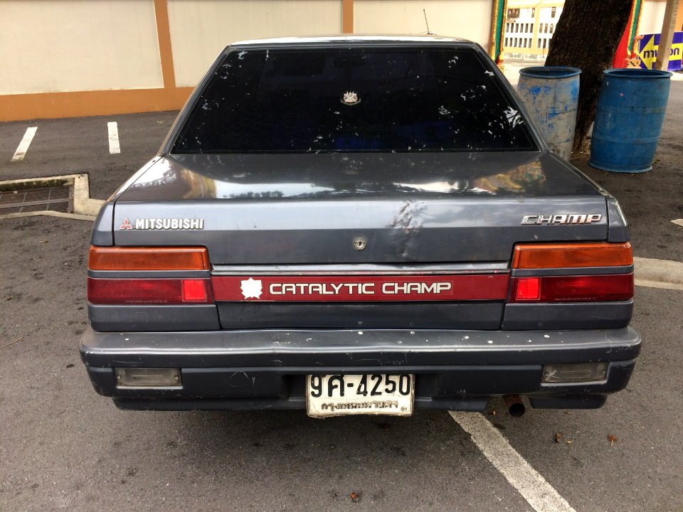 1994-1995_Mitsubishi_Champ_(C10)_Catalytic_Sedan_(13-10-2017)_07
