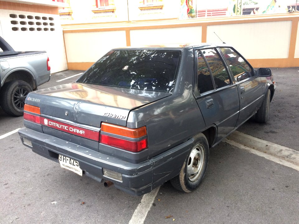 1994-1995_Mitsubishi_Champ_(C10)_Catalytic_Sedan_(13-10-2017)_05