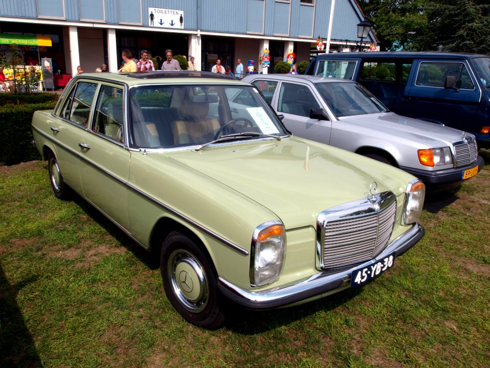 1976_Mercedes-Benz_200,_Dutch_licence_registration_45-YB-38_p1