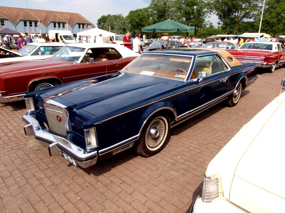 1976_Lincoln_Continental_Mark_V,_Dutch_licence_registration_32-YB-96_p4