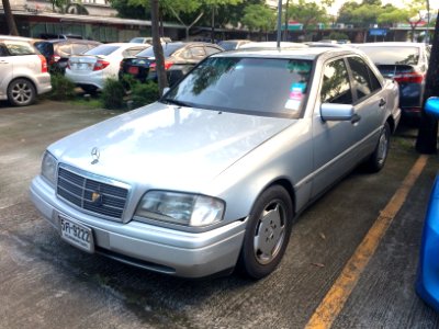 1994-1995_Mercedes-Benz_C220_(W202)_Sports_Sedan_(27-10-2017)_02