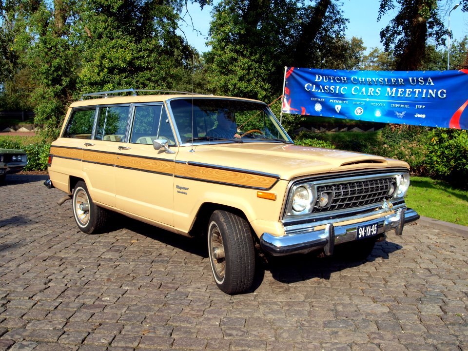 1976_Jeep_Wagoneer_photo-3