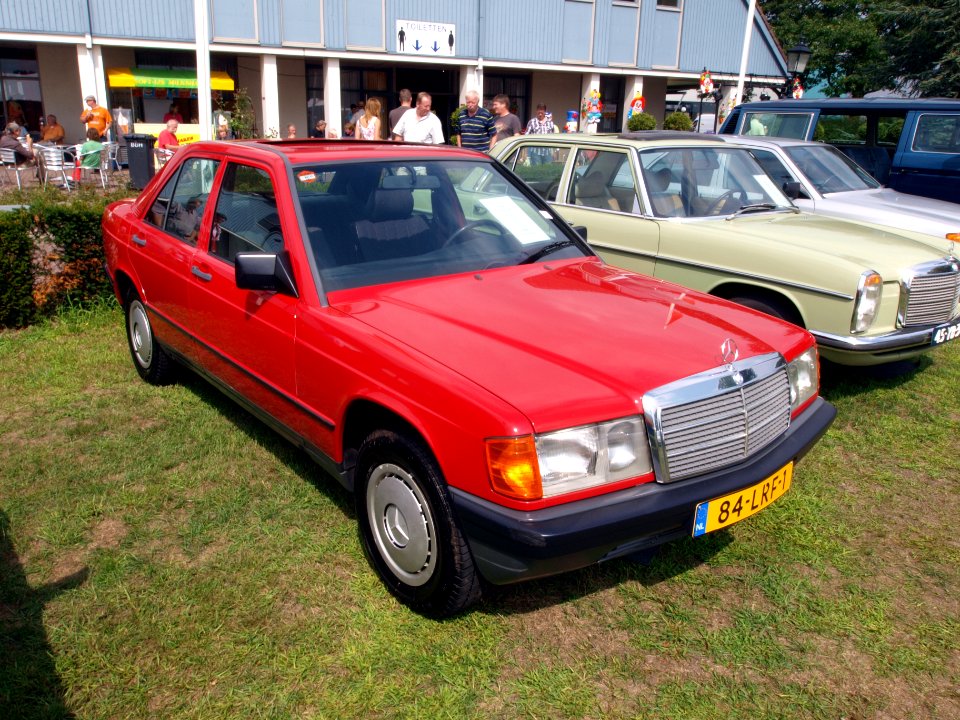 1986_Mercedes-Benz_190E,_Dutch_licence_registration_84-LRF-1