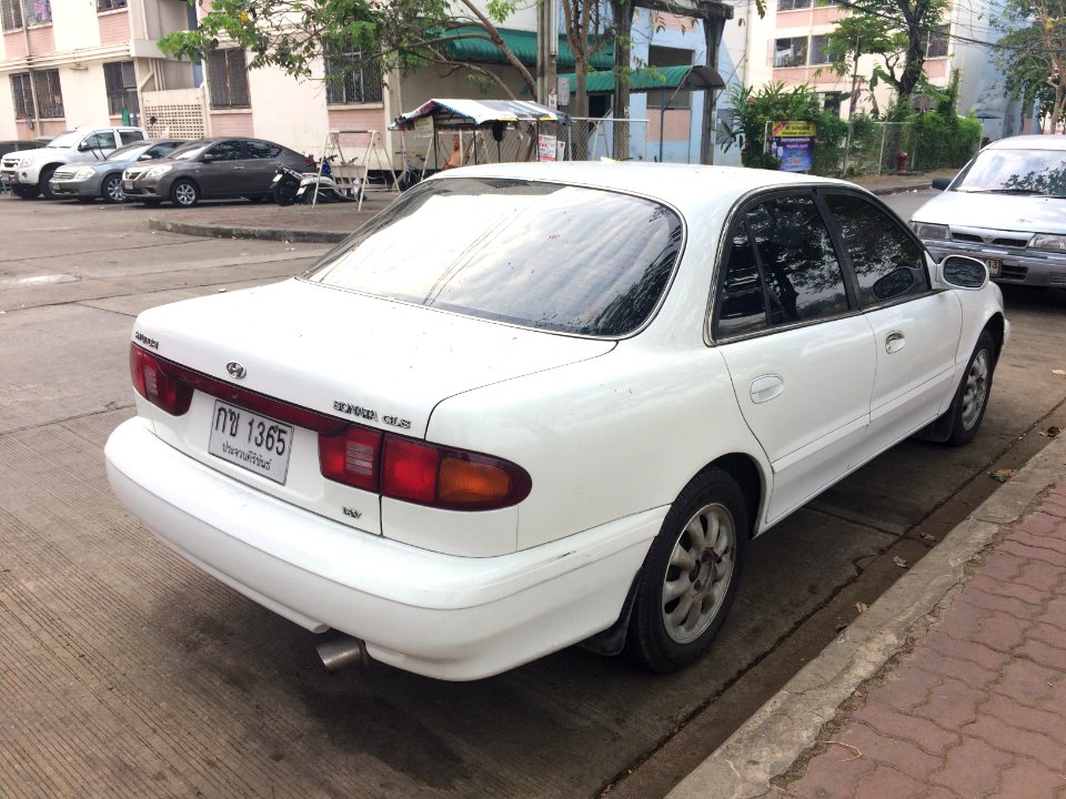 1993-1995_Hyundai_Sonata_(Y3)_GLS_16V._Sedan_(2018-02-24)_03