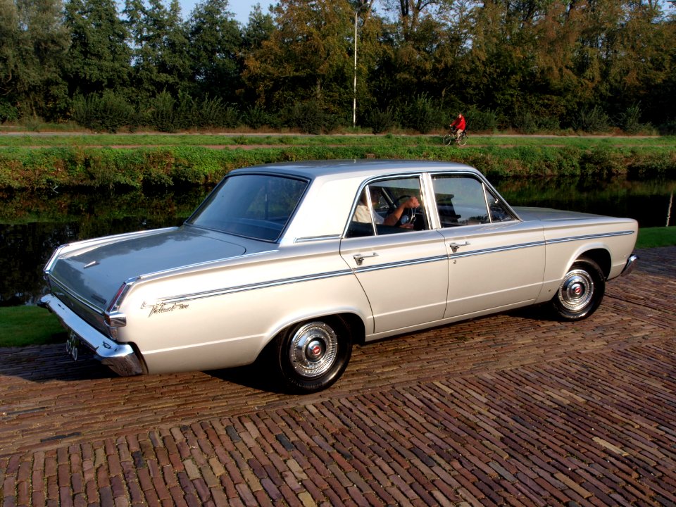 1967_Chrysler_Valiant_200_photo-2