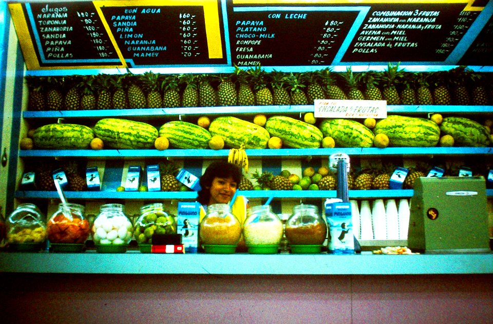 1984_Oaxaca_fruit_juice_booth._Spielvogel_Archiv