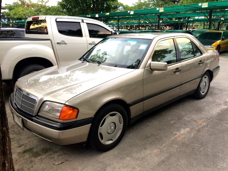 1994-1995_Mercedes-Benz_C200_(W202)_Sedan_(15-11-2017)_01