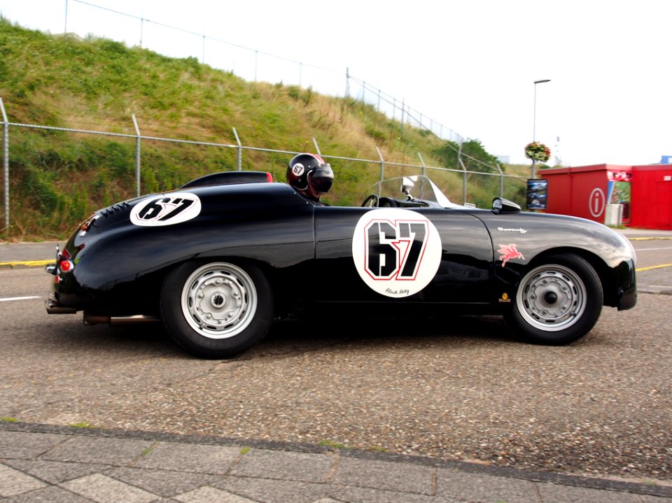 1967_Porsche_VW_113M087,_licence_72-55-DF,_pic3