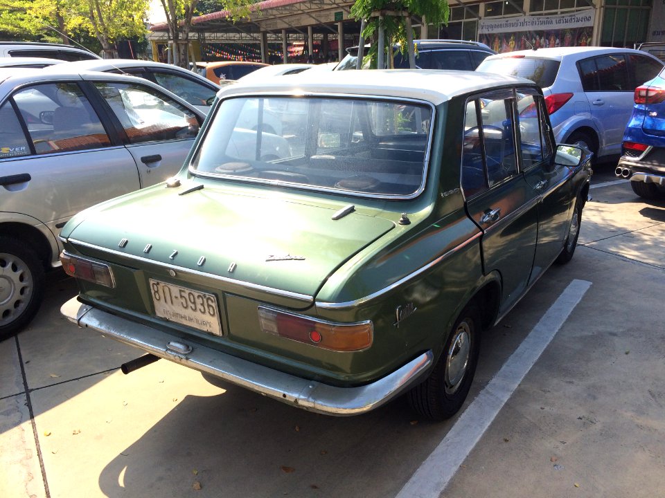 1967-1968_Mazda_Familia_(SSA)_1000_DeLuxe_4-door_sedan_(14-04-2018)_04