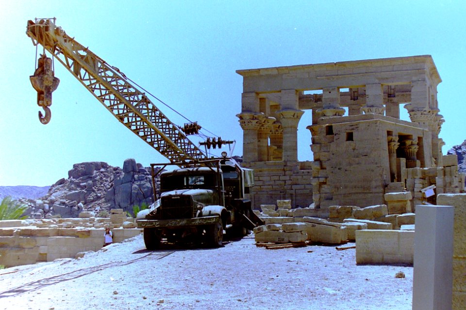 1995_Crane_truck_in_front_of_Temple_of_Hathor_in_Philae._Spielvogel