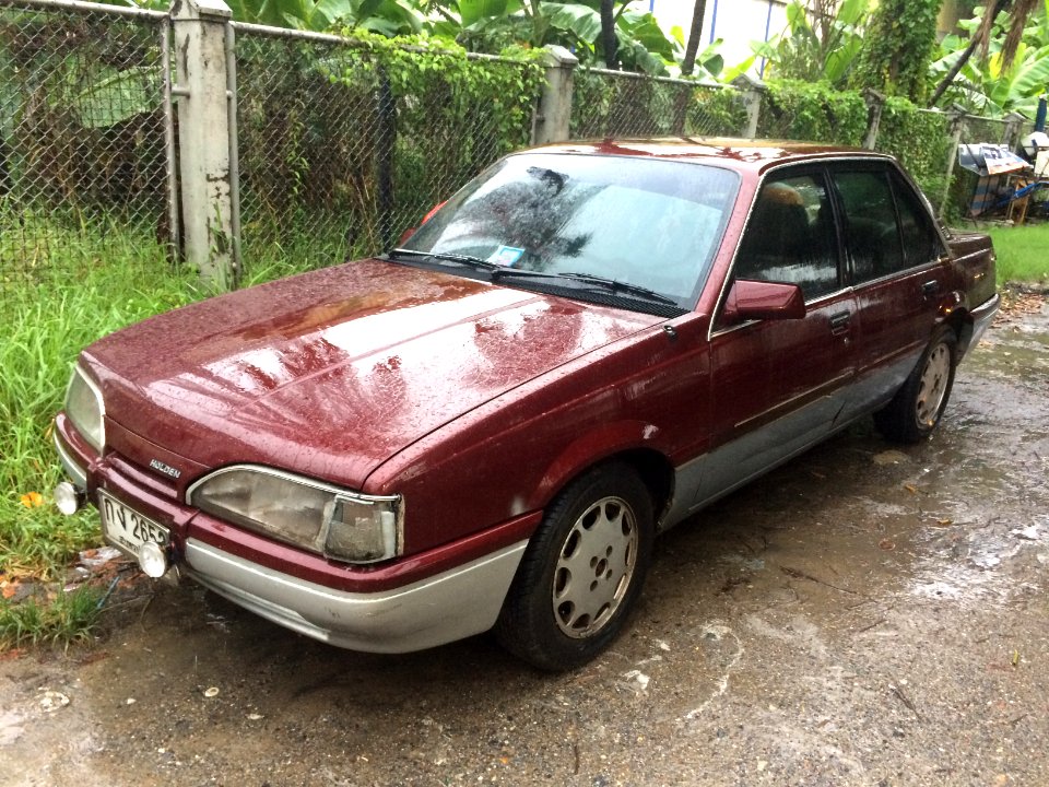 1986-1987_Holden_Camira_(JE)_SL_Sedan_(28-08-2018)_01